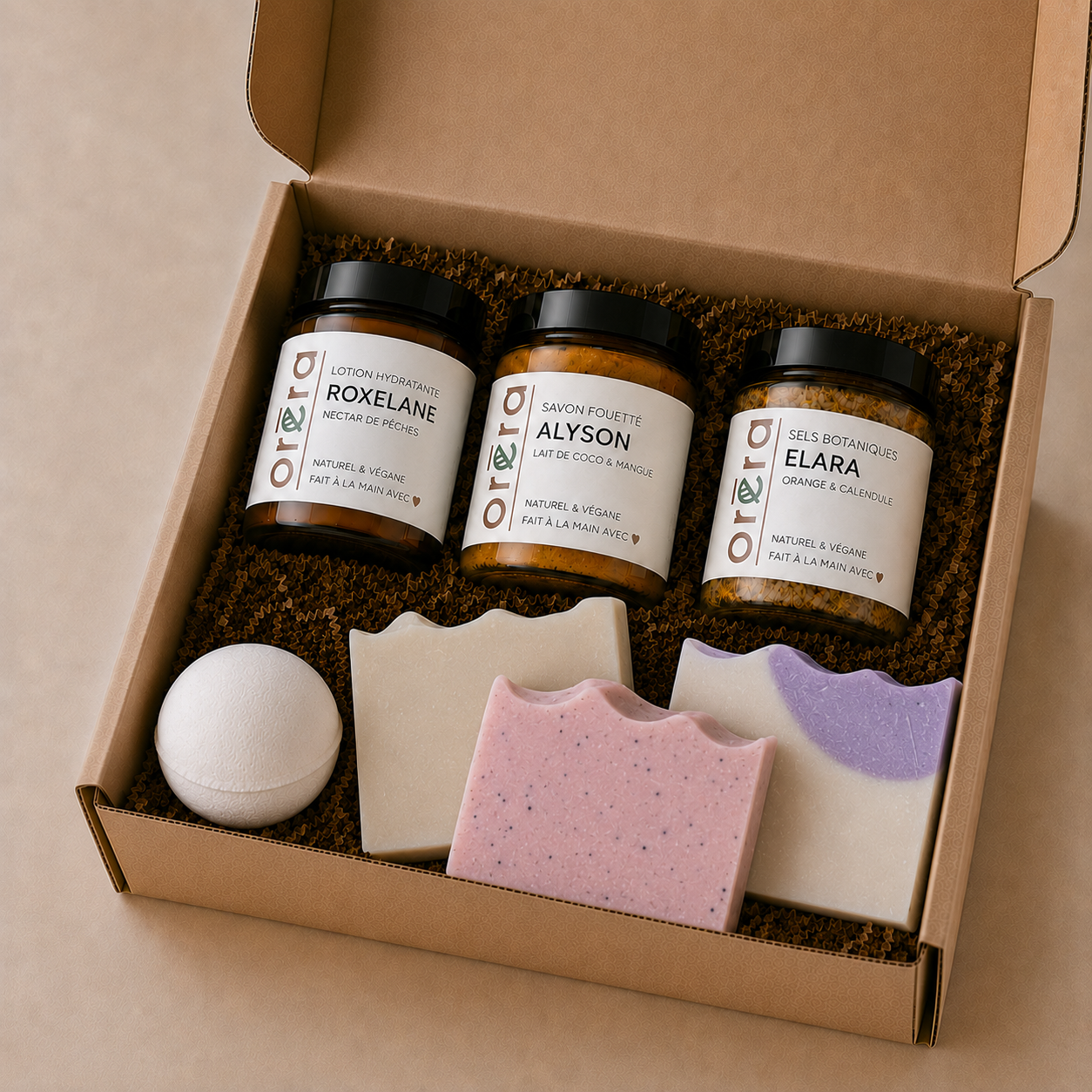 Boîte cadeau ORÉRA avec trois pots en verre ambré, deux savons naturels, une bombe de bain et une lotion hydratante
