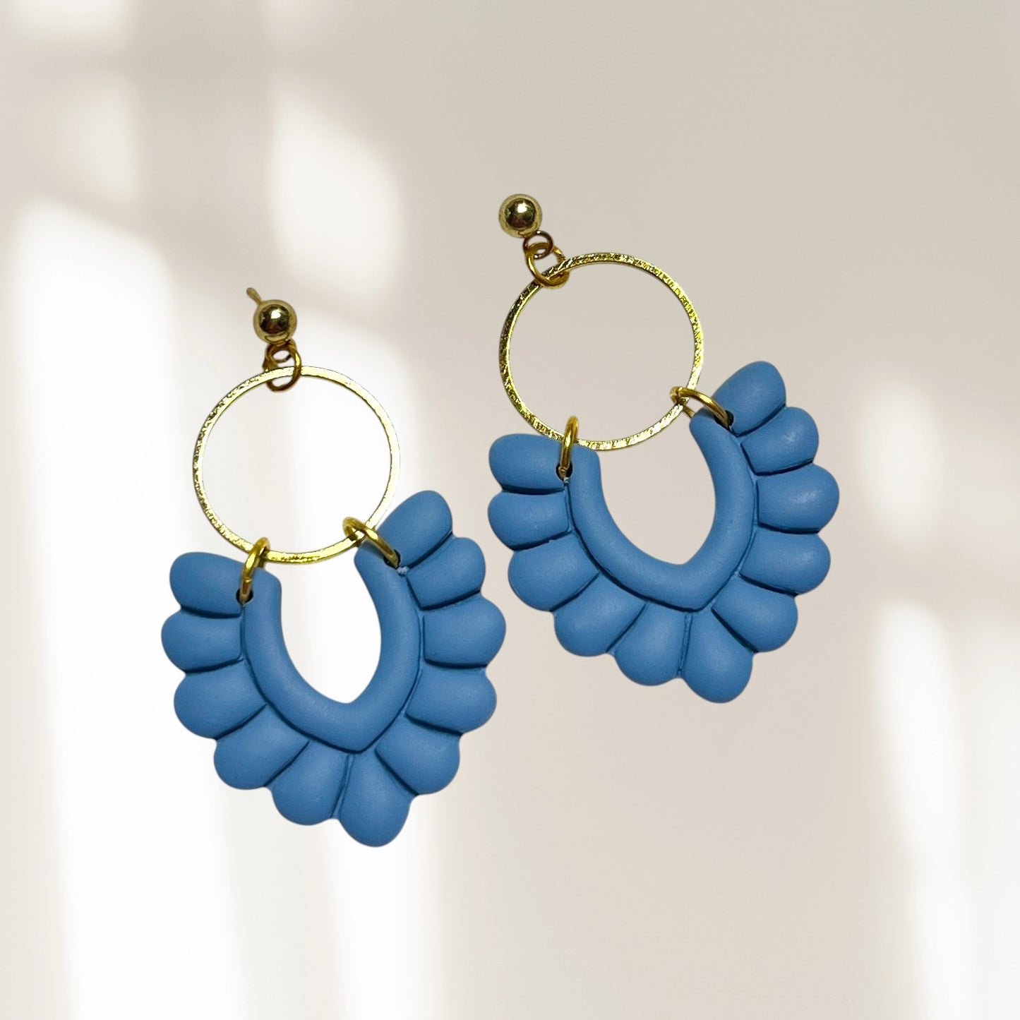 Boucles d'oreille Coralie bleu en argile polymère, artisanat québécois ORÉRA, éco-luxe naturel, sans cruauté.