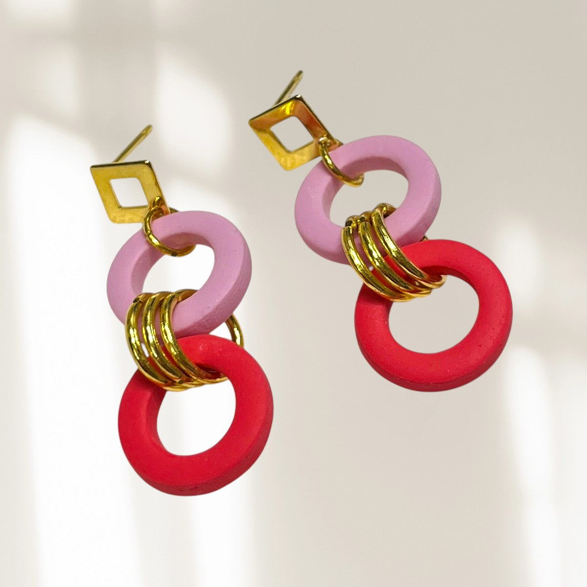 Boucles d’oreilles ORÉRA en argile polymère rose et rouge, éco-luxe naturel, fabriqué au Québec, sans cruauté.