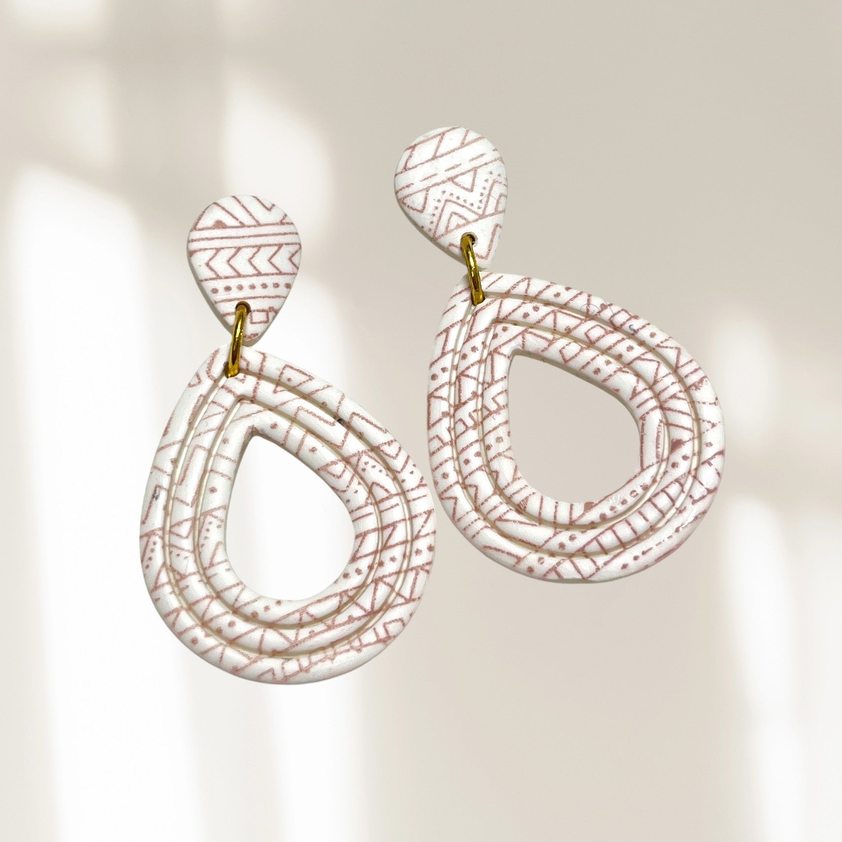 Boucles d'oreille Coralie en argile polymère motif aztèque blanc et rose, ORÉRA, éco-luxe naturel, fabriqué au Québec, sans.
