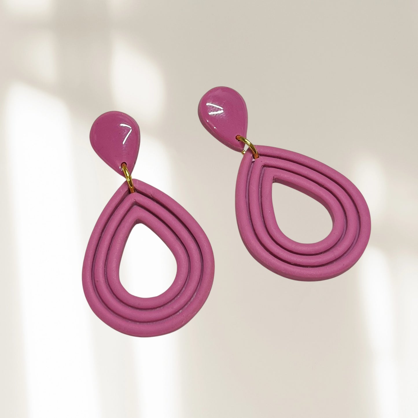 Boucles d'oreille Coralie en argile polymère rose, style éco-luxe naturel ORÉRA, fabriqué au Québec sans cruauté.