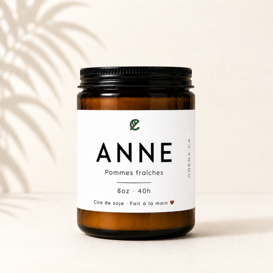Bougie artisanale en verre ambré avec étiquette blanche, parfum pommes fraîches, cire de soya, fabrication québécoise.