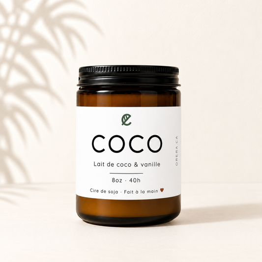 Bougie de soya écaille ambrée avec étiquette blanche minimaliste, couvercle noir, parfum coco vanille.