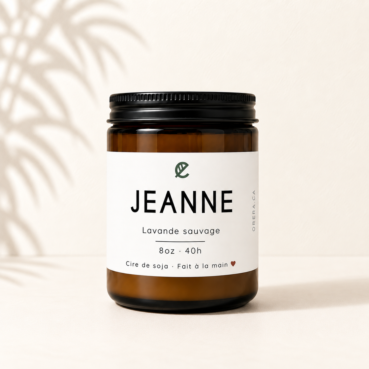 Bougie en verre ambré avec étiquette blanche, parfum lavande sauvage, couvercle noir en métal.