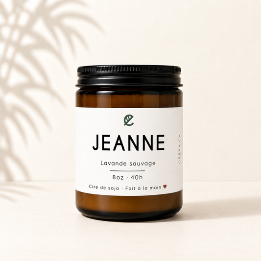 Bougie en verre ambré avec étiquette blanche, parfum lavande sauvage, couvercle noir en métal.