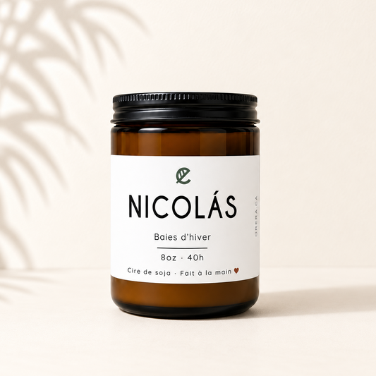 Bougie en verre ambré avec étiquette blanche NICOLÁS baies d'hiver, couvercle noir.
