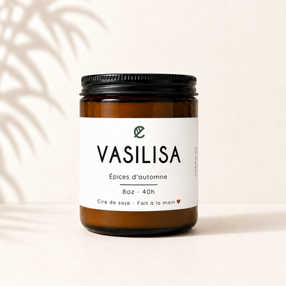 Bougie en verre ambré avec étiquette blanche "VASILISA Épices d'automne", couvercle noir en métal.