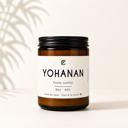 Bougie de soya ambre avec étiquette blanche minimaliste, couvercle noir, parfum fruits confits.