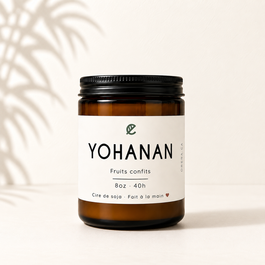 Bougie de soya ambre avec étiquette blanche minimaliste, couvercle noir, parfum fruits confits.