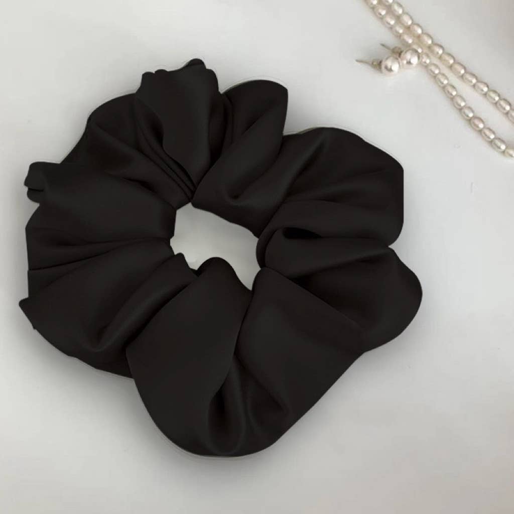 Scrunchie géant noir en satin ORÉRA, éco-luxe naturel, fabriqué au Québec, sans cruauté.