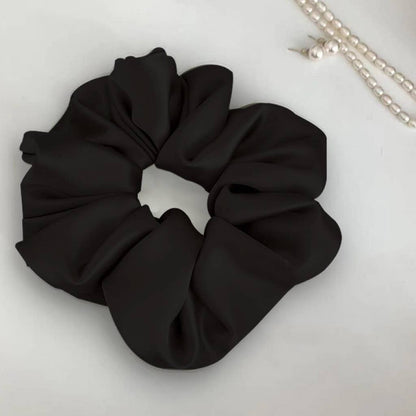 Scrunchie géant noir en satin ORÉRA, éco-luxe naturel, fabriqué au Québec, sans cruauté.