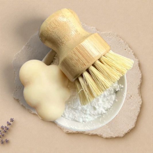 Ensemble ménager ORÉRA éco-luxe naturel avec brosse en bois et savon artisanal québécois sans cruauté.
