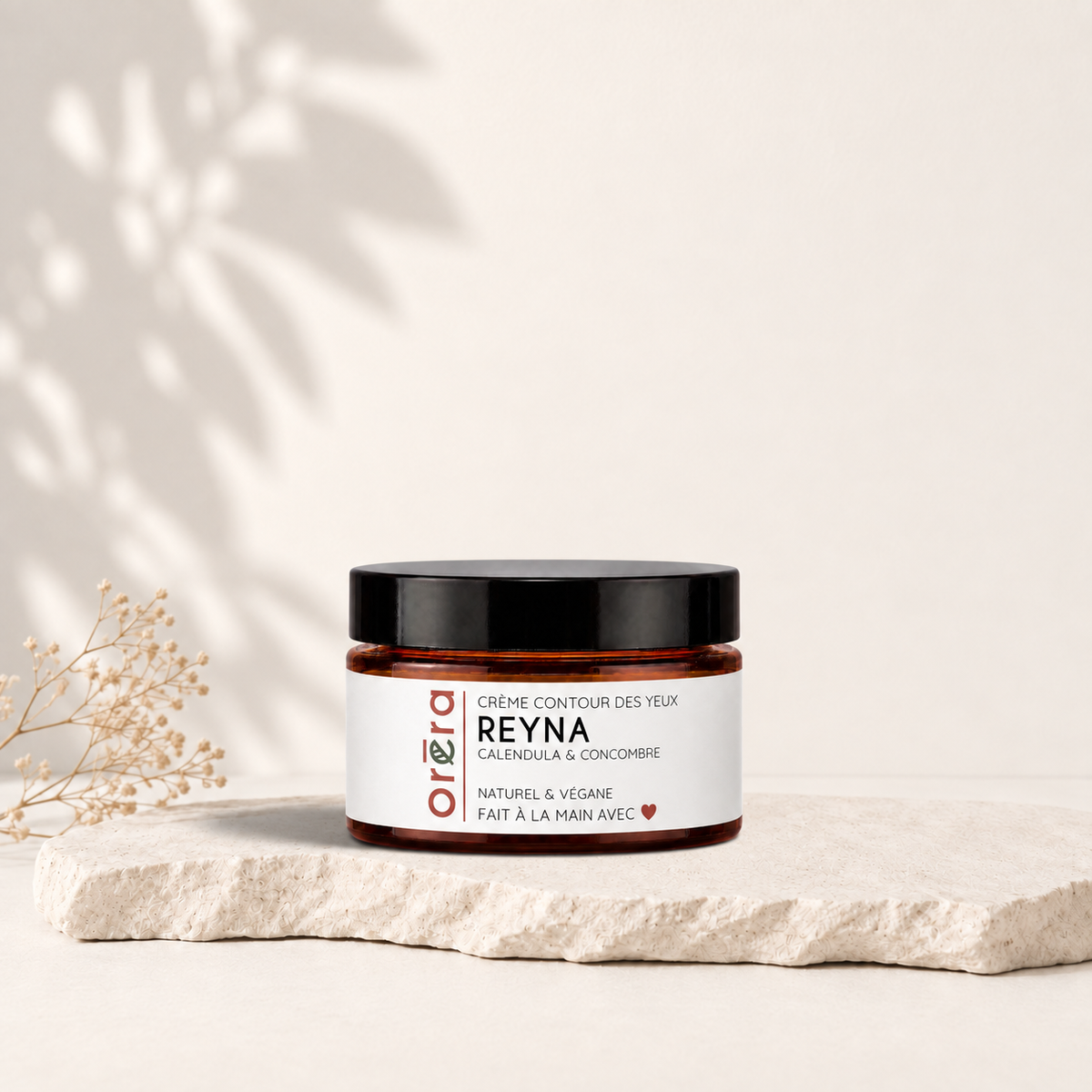Pot en verre blanc mat avec couvercle noir, étiquette minimaliste oréra, crème contour des yeux au calendula et concombre.