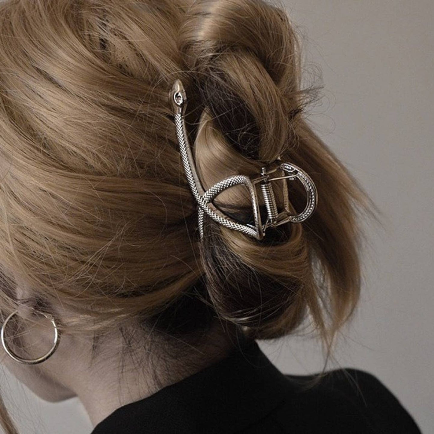 Pince à cheveux serpent argentée ORÉRA, éco-luxe naturel, fabriquée au Québec, sans cruauté.