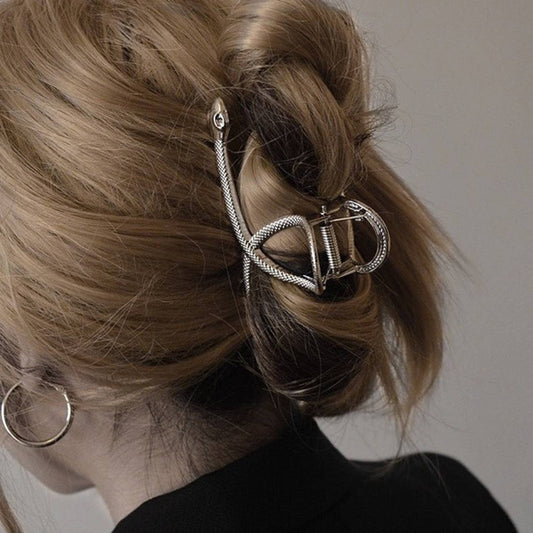 Pince à cheveux serpent argentée ORÉRA, éco-luxe naturel, fabriquée au Québec, sans cruauté.