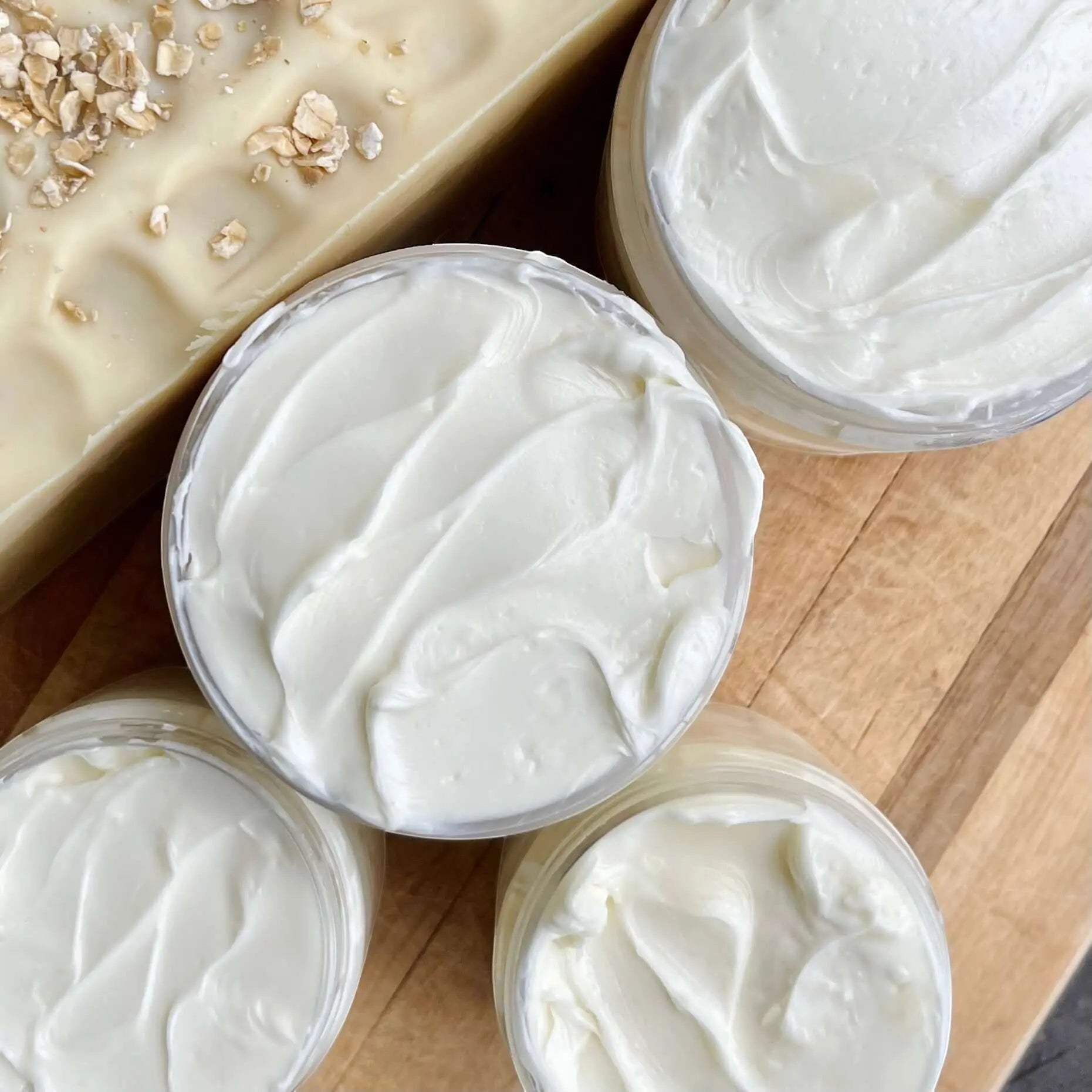 Beurre corporel fouetté ORÉRA au karité, soin naturel hydratant, fabriqué au Québec, sans cruauté.