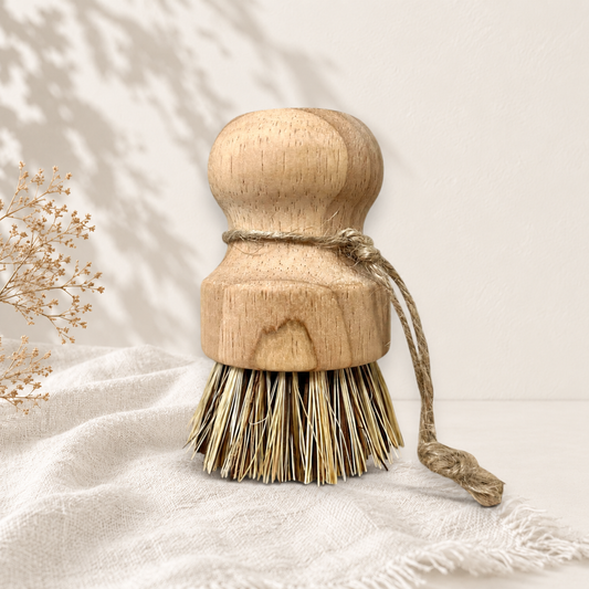 Brosse à vaisselle ronde en bambou naturel avec poils rigides, cordelette suspendue.