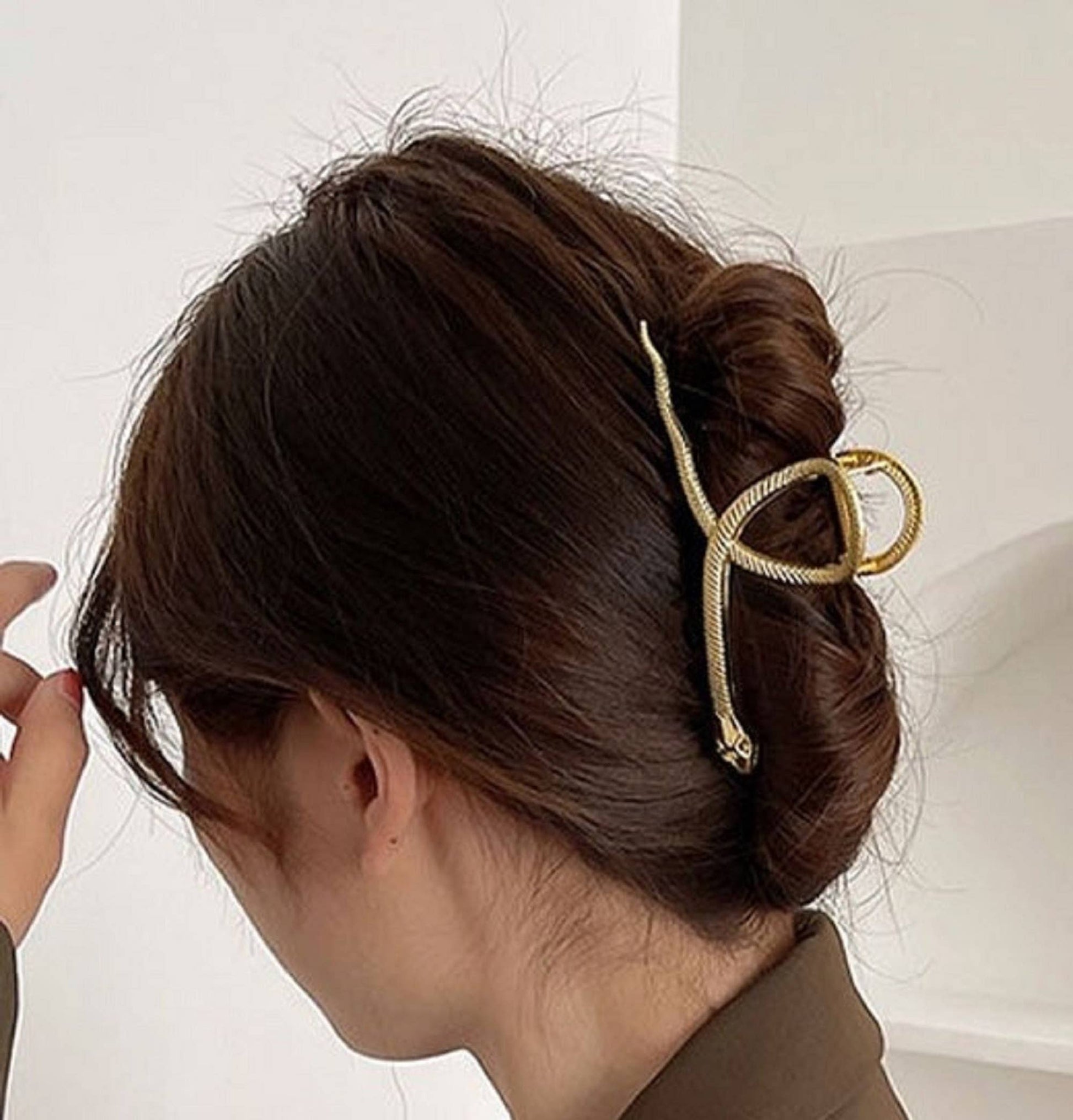 Pince à cheveux serpent en métal doré ORÉRA, éco-luxe naturel, fabriquée au Québec, sans cruauté.