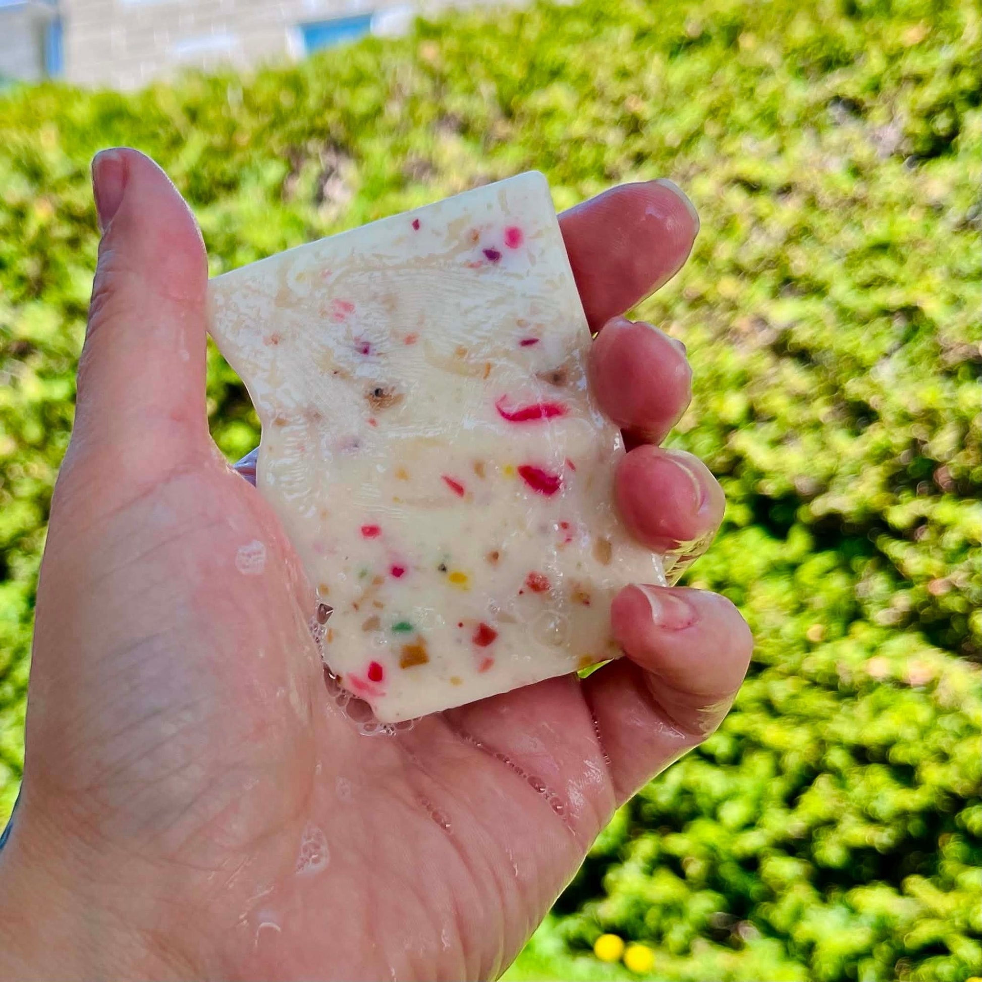 Savon ORÉRA éco-luxe naturel blanc aux inclusions colorées, soins naturels fabriqué au Québec sans cruauté.