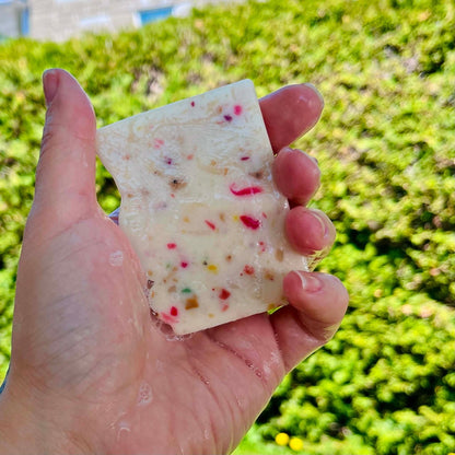 Savon ORÉRA éco-luxe naturel blanc aux inclusions colorées, soins naturels fabriqué au Québec sans cruauté.