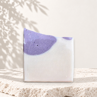Savon carré blanc et violet avec texture lisse, style artisanal et naturel.