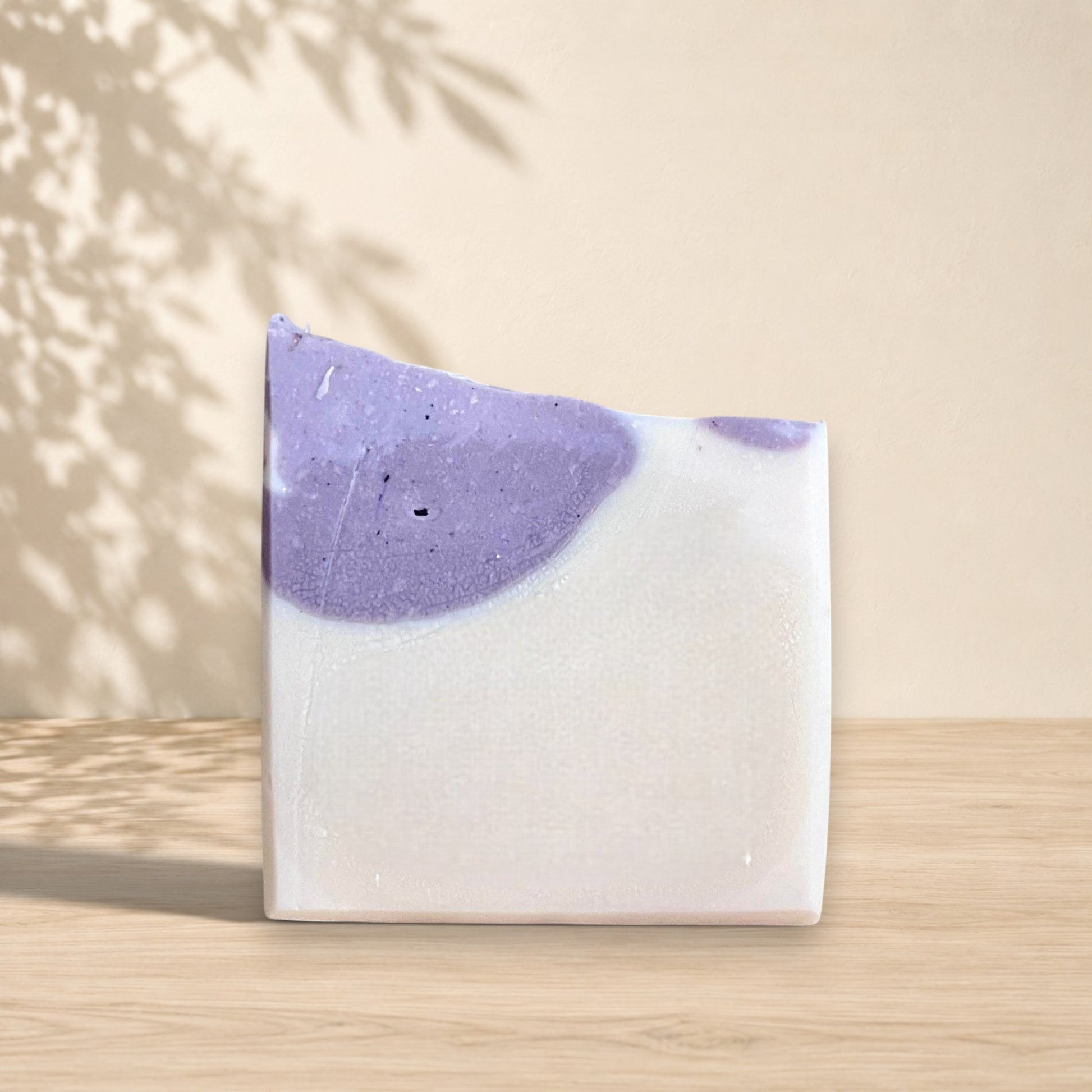 Savon ORÉRA blanc et violet en argile brésilienne, éco-luxe naturel, fabriqué au Québec, sans cruauté.