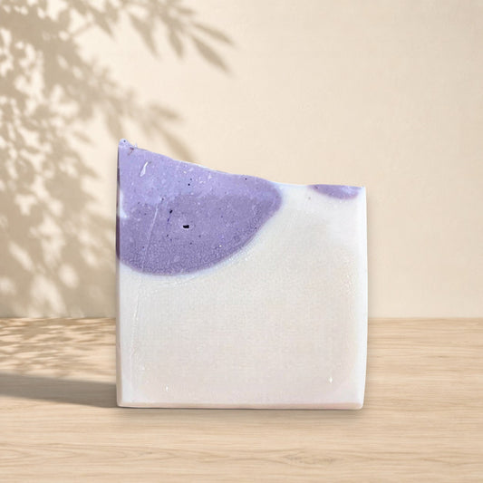 Savon ORÉRA blanc et violet en argile brésilienne, éco-luxe naturel, fabriqué au Québec, sans cruauté.