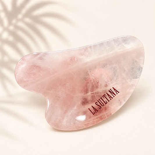 Pierre Gua Sha en quartz rose translucide, forme ovale incurvée polyvalente.