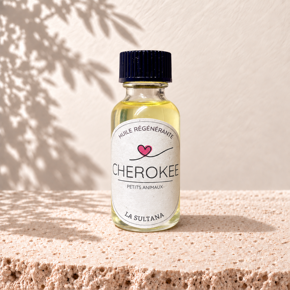 Flacon transparent d'huile jaune clair pour chien Cherokee avec bouchon noir et étiquette blanche.