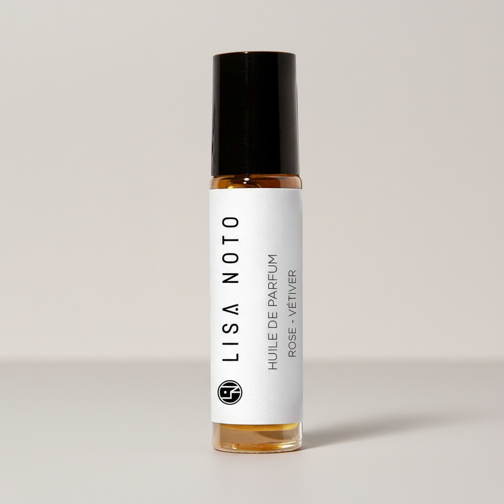 Petit flacon en verre transparent avec bouchon noir et étiquette blanche, parfum Rose-Vetiver.