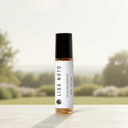 Flacon roll-on de parfum huile Rose-Vetiver 10ml, étiquette blanche et bouchon noir.