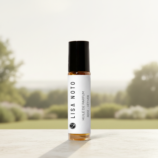 Flacon roll-on de parfum huile Rose-Vetiver 10ml, étiquette blanche et bouchon noir.