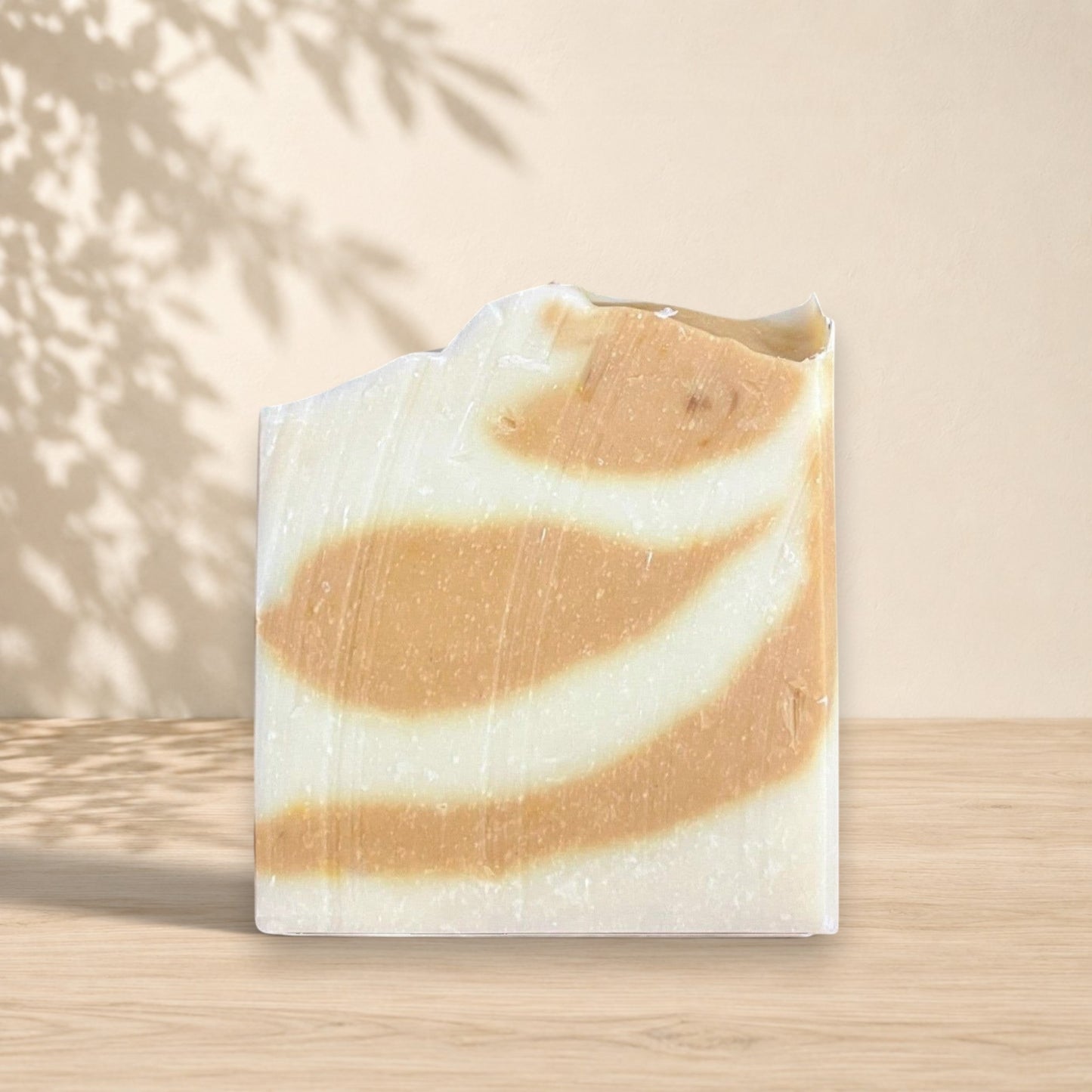 Savon artisanal ORÉRA éco-luxe naturel beige et blanc marbré, soins naturels fabriqué au Québec sans cruauté.