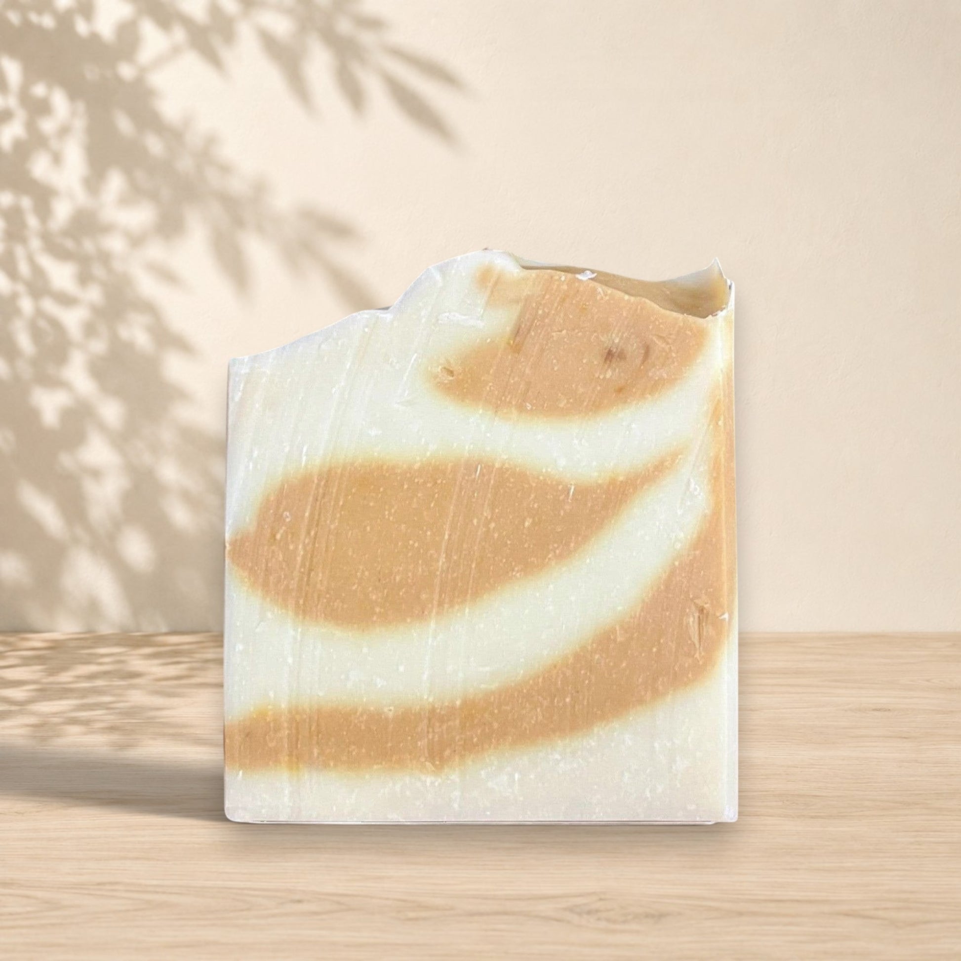 Savon artisanal ORÉRA éco-luxe naturel beige et blanc marbré, soins naturels fabriqué au Québec sans cruauté.