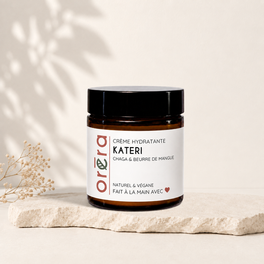 Pot en verre ambré avec étiquette blanche, crème hydratante visage KATERI Oréra, couvercle noir.