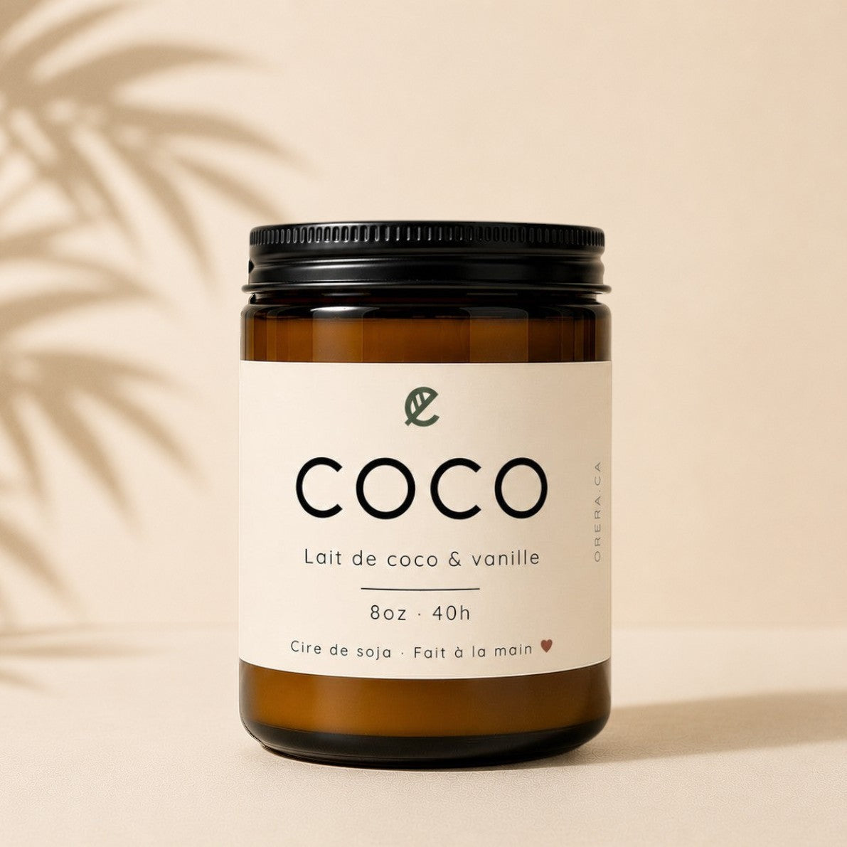 Bougie ORÉRA en verre ambré, cire de soya, parfum lait de coco et vanille, éco-luxe naturel québécois.