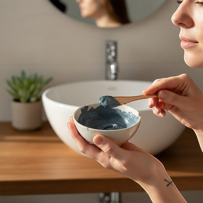 Masque visage purifiant charbon et camomille ORÉRA en bol blanc, soins naturels éco-luxe Québec sans cruauté.