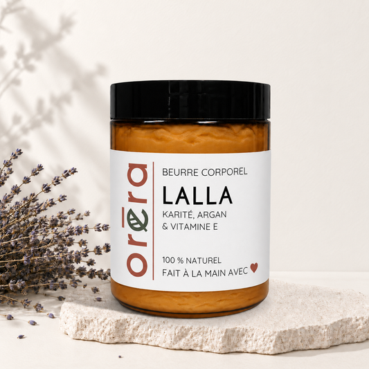 Pot ambre de beurre corporel fouetté LALLA, label ORÉRA, couvercle noir, design épuré blanc et rouge.