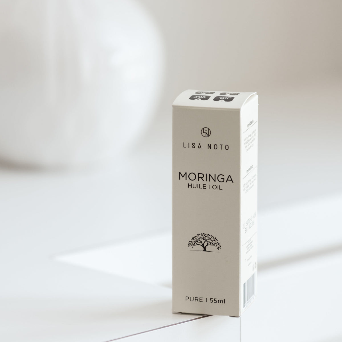 Flacon blanc minimaliste de 55ml d’huile de moringa pressée à froid Oréra, marqué écologique et artisanal.