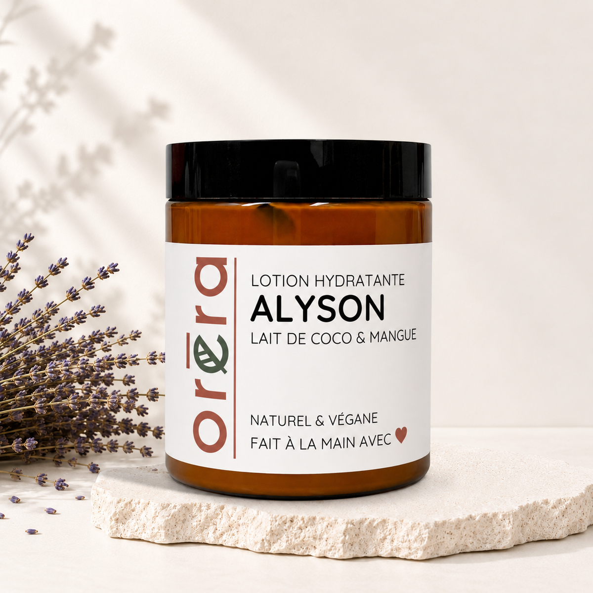 Pot ambré avec couvercle noir, étiquette blanche, lotion hydratante Oréra Alyson coco mangue.
