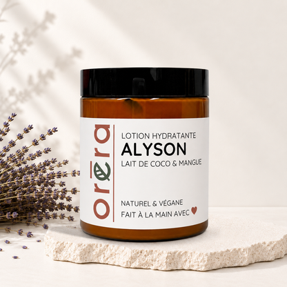 Pot ambré avec couvercle noir, étiquette blanche, lotion hydratante Oréra Alyson coco mangue.