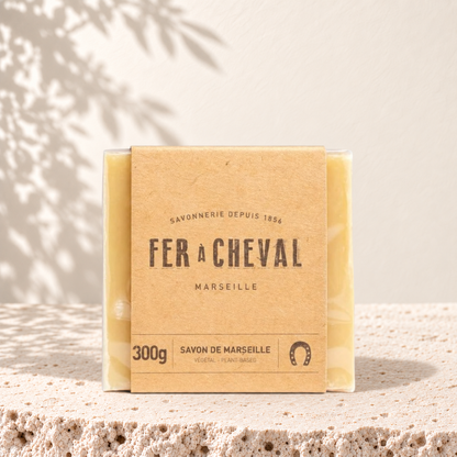 Savon végétal carré beige clair, emballage kraft avec inscription noire, 300g.