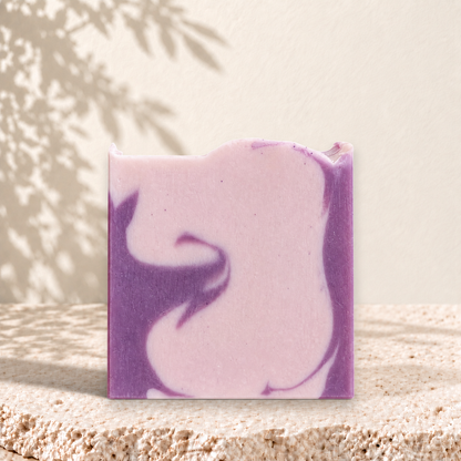 Savon carré violet et rose aux motifs tourbillonnants, texture lisse, fini mat.