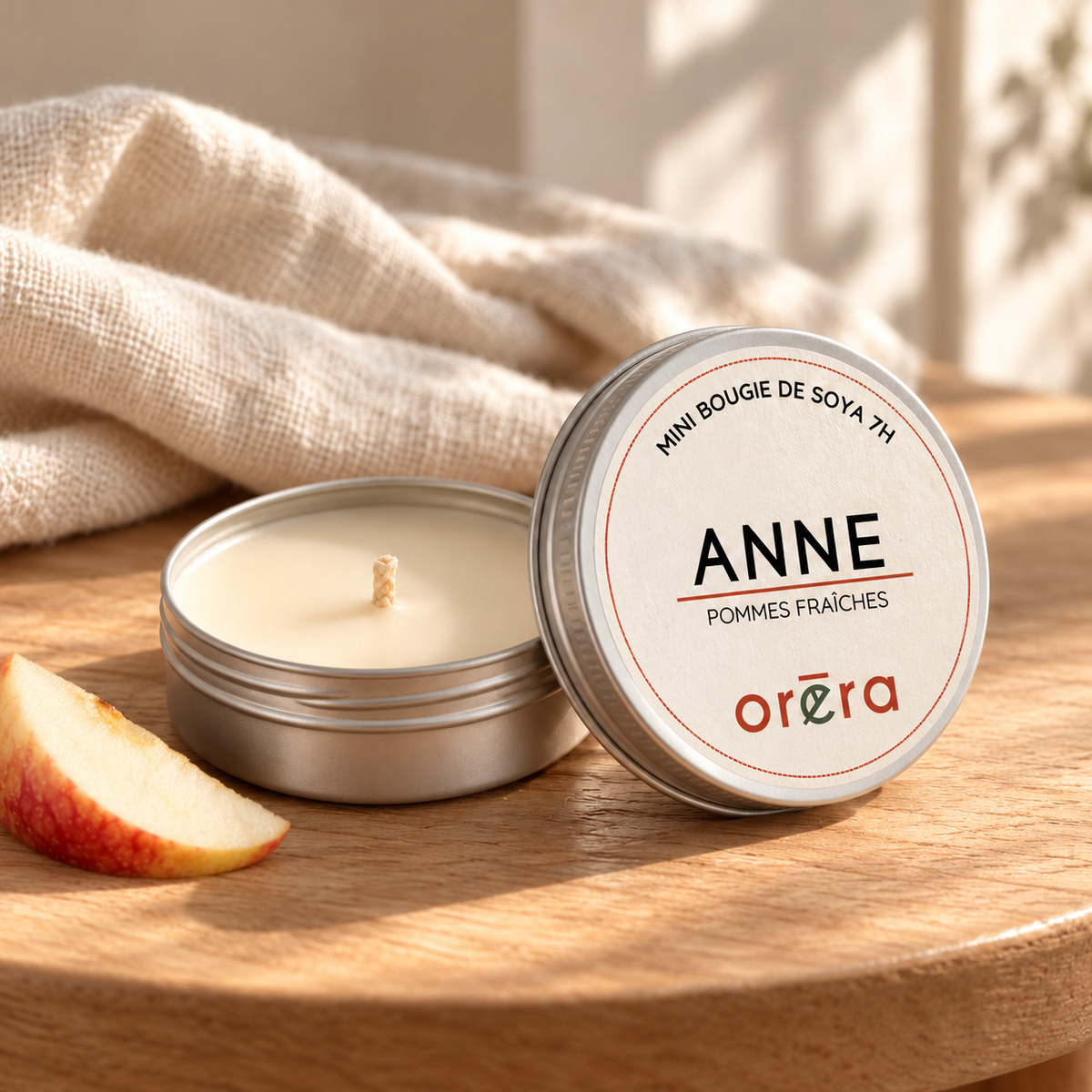Mini bougie ANNE en pot argenté dans un décor chaleureux de bois clair et lin