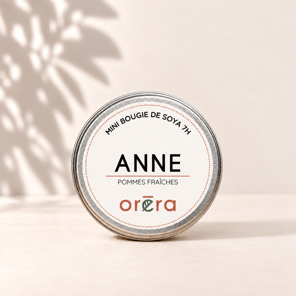 Mini bougie ANNE dans son pot métallique argenté, sur fond ivoire