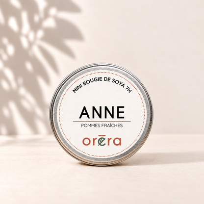 Mini bougie ANNE dans son pot métallique argenté, sur fond ivoire