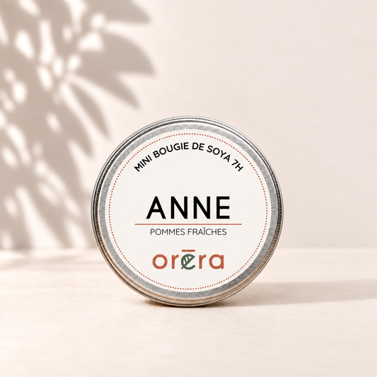 Mini bougie ANNE dans son pot métallique argenté, sur fond ivoire