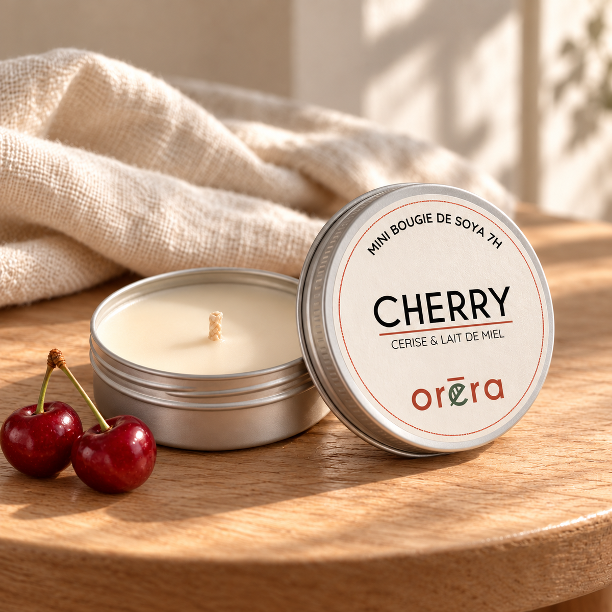 Mini bougie CHERRY en pot argenté dans un décor chaleureux de bois clair et lin