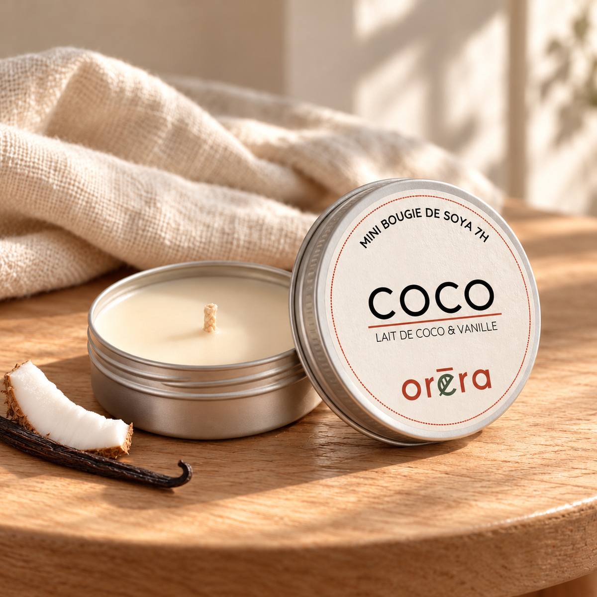 Mini bougie COCO en pot argenté dans un décor chaleureux de bois clair et lin