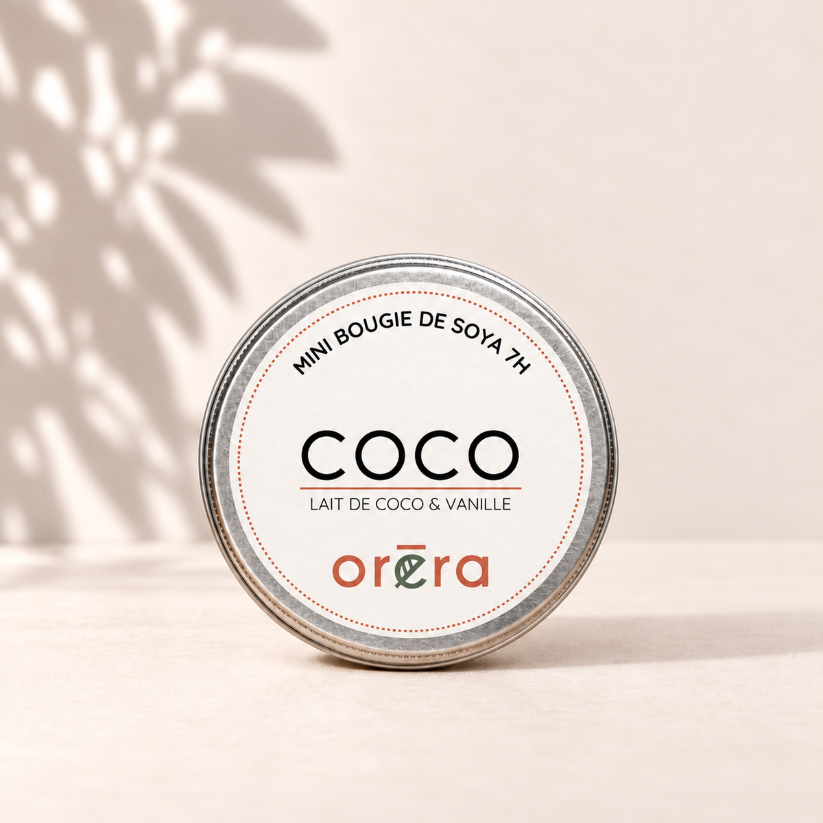 Mini bougie COCO lait de coco et vanille dans son pot métallique argenté, sur fond ivoire